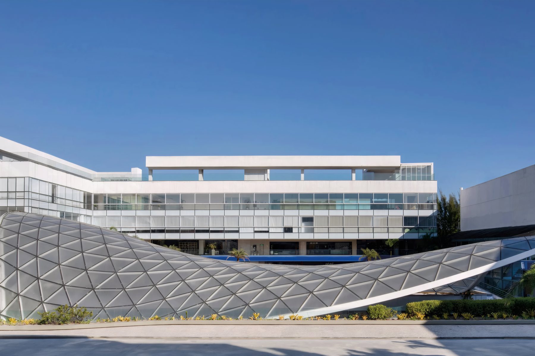 Onda Carioca by Nir Sivan Architects: long profile of the wave-shaped canopy