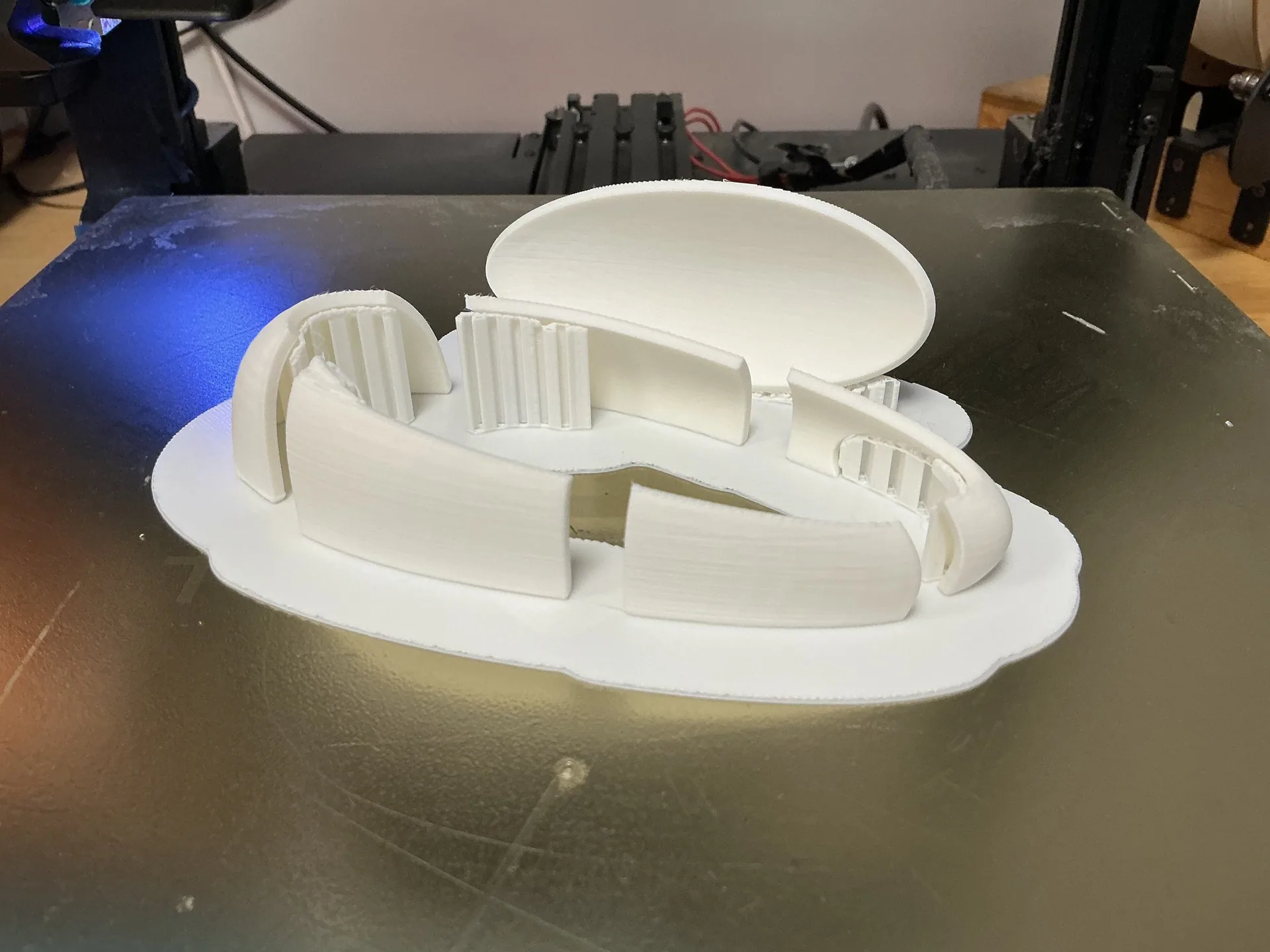Nir Sivan Architects – Selva resort in Costa Rica, 3D-printed white scale model of the Selva suites on the printer bed, construction test in the Nir Sivan Architects studio
