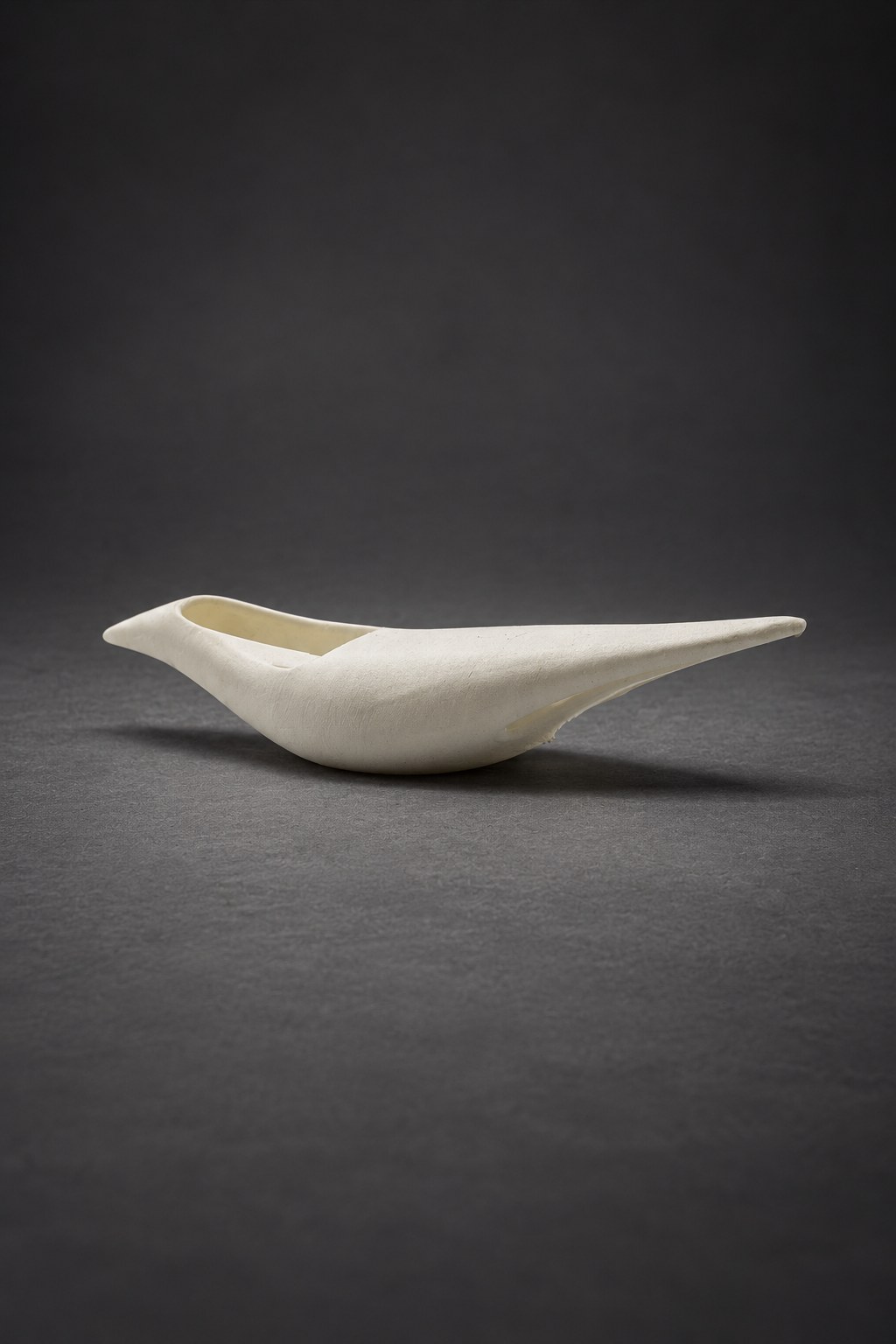 Nir Sivan Architects – Brazilian bird, Sabiá (2025): the 3D-printed bird seen in a low three-quarter view