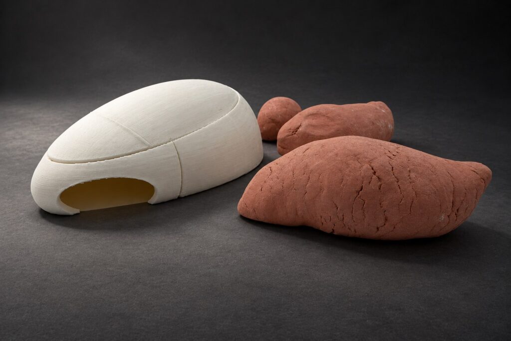 Nir Sivan Architects – Clay and 3D-print studies for Selva, Costa Rica (2025): a 3D-printed suite with its amber interior and three terracotta clay bodies (cinematic light)